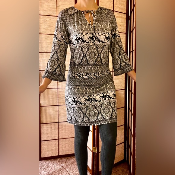 White House Black Market Dresses & Skirts - White House Black Market white and black 3/4 sleeve paisley boho dress